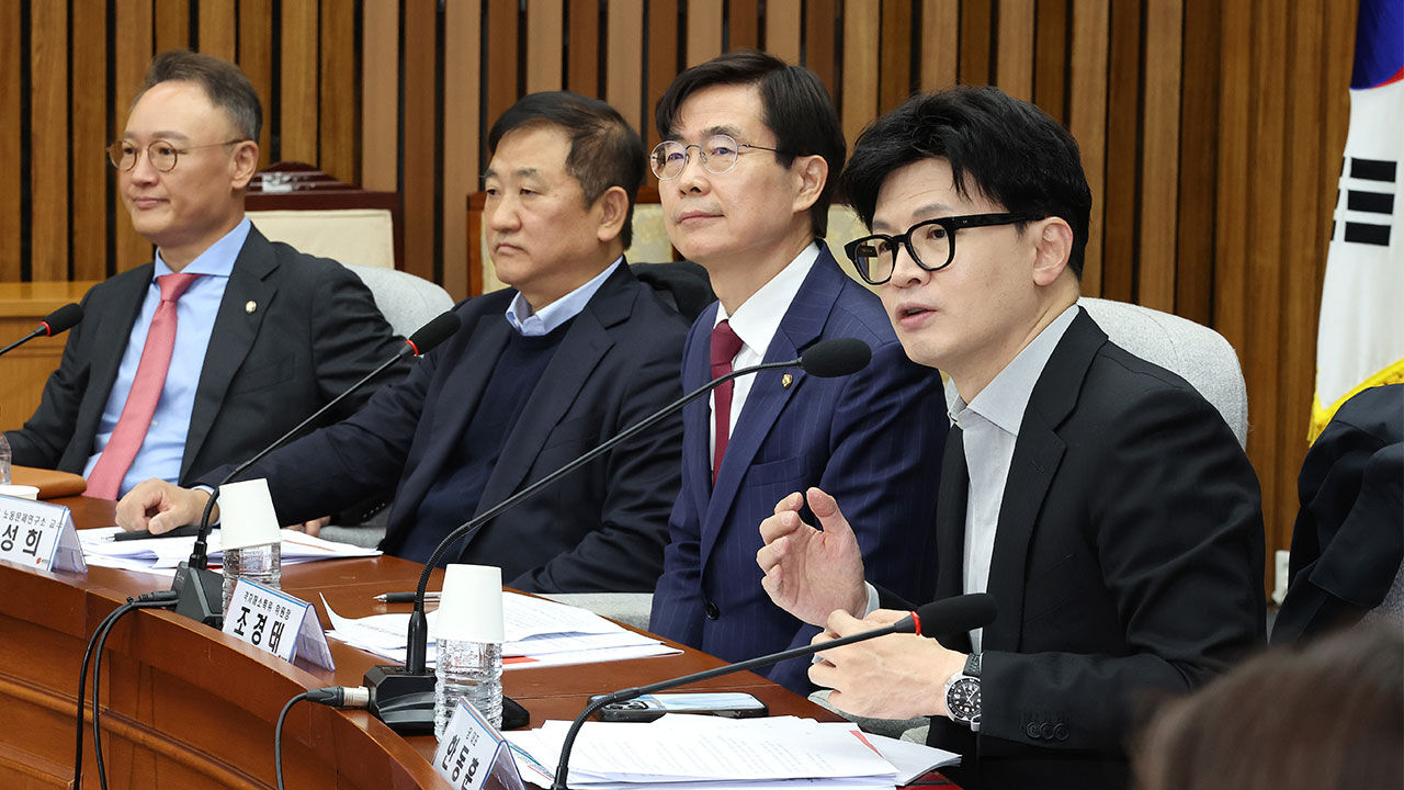 국민의힘 한동훈 대표(오른쪽)가 지난 27일 오전 국회에서 '정년연장 쟁점과 과제'란 주제로 열린 당 격차해소특별위원회의 정책토론회에 참석해 발언하고 있다. 