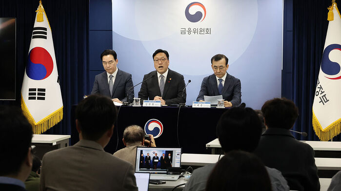 김병환 금융위원회 위원장이 2일 서울 종로구 정부서울청사에서 일반주주 이익 보호 강화를 위한 자본시장법 개정방향 브리핑을 하고 있다.