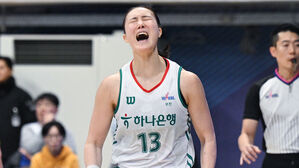 하나은행 김정은, 여자 농구 역대 최다 득점 신기록&hellip;8천141점