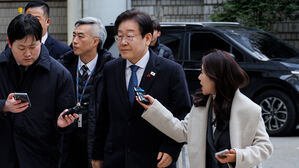 이재명, 1심 두 선고 뒤 첫 대장동 재판 출석&hellip;질문에 묵묵부답