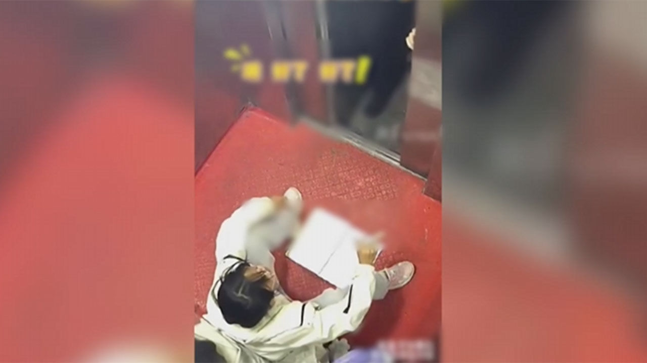 중국 후베이성 한 아파트, 엘리베이터 고장에도 숙제에 여념 없는 소녀