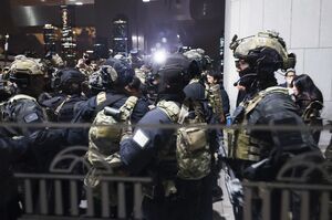 [속보] 계엄군, 국회 본청 출입문 봉쇄 중&hellip;바리케이드 설치