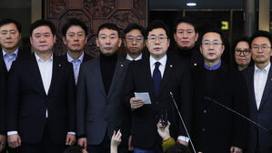 민주 "윤 대통령 즉각 퇴진하지 않으면 탄핵 절차 돌입"