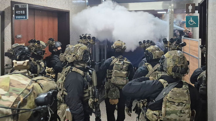 4일 새벽 국회 본청에 진입한 군 병력이 국민의힘 당대표실쪽에서 본회의장 으로 진입하려 하자, 국회 직원들이 소화기를 뿌리며 진입을 막고 있다. 2 (사진=연합뉴스)