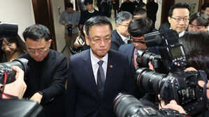 최상목 "불확실성 해소 최선"&hellip;'내각 총사퇴'엔 답변 없이 퇴장