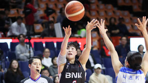 여자농구 '1&middot;2위 맞대결' BNK, 우리은행 꺾고 2경기 차 선두