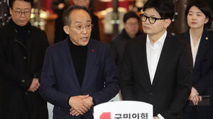한동훈 "계엄이 경고성일 수 없어&hellip;윤 대통령 탈당 요구 전달"