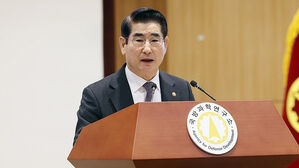 윤 대통령, '계엄 건의' 김용현 면직 재가&hellip;신임 국방에 최병혁 주사우디대사 지명