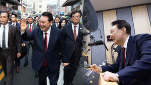 계엄 선포 하루 전 시장에 갔던 윤 대통령이 꺼낸 말&hellip;앞으로 우리나라가 치를 대가 보니 [스프]