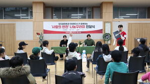 '사랑의 반찬' 전달식에 참석한 SSG 송영진과 이로운 (사진=연합뉴스)