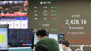 코스피 0.56% 하락해 2,400선으로 밀려&hellip;코스닥도 약세