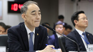 경찰, 'KDDX 비리' 왕정홍 전 방사청장 구속 송치