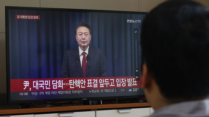 윤석열 대통령이 대국민 담화를 통해 비상계엄 사태에 대한 입장을 직접 표명한 7일 오전 서울 시내 한 가정집에서 시민들이 관련 방송을 지켜보고 있다. (사진=연합뉴스)