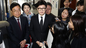 한동훈 "윤 대통령 조기퇴진 불가피&hellip;국민에게 최선의 방식 고민"