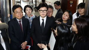 한동훈 "윤 대통령 조기 퇴진 불가피&middot;정상 직무 불가능&hellip;국민에 최선책 고민"