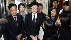 여당, 대통령 2선 후퇴&middot;임기 단축 개헌 나설 듯&hellip;탄핵 부결 기류