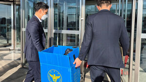 경찰, '내란죄' 김용현 압수수색&hellip;공관&middot;집무실&middot;자택