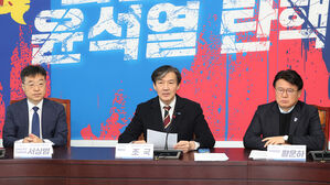 조국 "한동훈&middot;한 총리 '2차 쿠데타' 도모&hellip;한 총리 탄핵 추진"