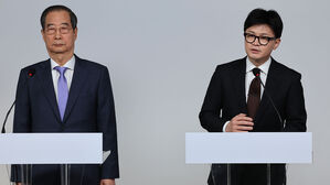 한동훈 &middot; 한 총리 "윤 대통령 조기퇴진 &middot; 국정수습"&hellip;야 "2차 내란 위헌 통치"