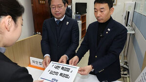 내란 특검법&middot;네 번째 김여사 특검법, 야당 주도 법사소위 통과