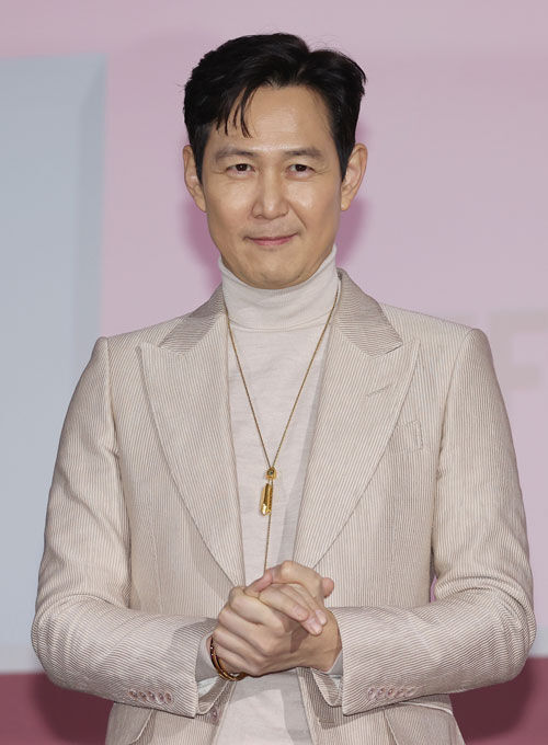 배우 이정재가 9일 오전 서울 중구 동대문디자인플라자에서 열린 넷플릭스 시리즈 '오징어 게임 시즌2' 제작발표회에서 포즈를 취하고 있다.