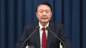 사상 첫 현직 대통령 출국금지&hellip;"김 여사도 검토"