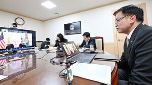 최상목, 미 재무장관과 화상면담&hellip;"우리 경제 시스템 굳건"
