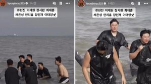 서해에 입수한 한화 선수들(사진=류현진 인스타그램 캡처, 연합뉴스)