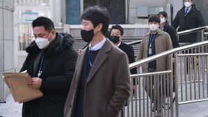 [속보] 경찰 "대통령실 압수수색, 아직 협의 진행 중"
