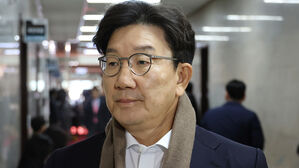 국민의힘 원내대표에 친윤 권성동&hellip;"탄핵 반대 당론 바꿀지 의총 열겠다"