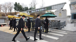 경찰, 대통령실 압수수색 5시간 '대치'&hellip;경내 진입 공방