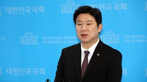 국민의힘 진종오 의원이 12일 국회 소통관에서 윤석열 대통령 탄핵소추안 표결에서 "찬성표를 던지겠다"고 밝힌뒤 취재진 질문에 답하고 있다.