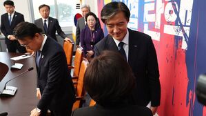 조국혁신당 조국 전 대표가 12일 오후 서울 여의도 국회에서 조국혁신당 관계자와 인사하고 있다.