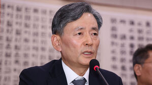 경찰청장 "이렇게 끝나 죄송"&hellip;윤 대통령 전화 걸어 "자네 덕에 빨리 끝나"