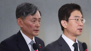 경찰 서열 1&middot;2위 구속영장&hellip;"김용현 비화폰 확보"