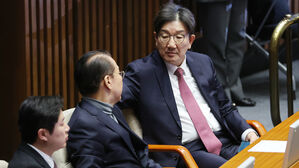무너지는 여당 '탄핵 방어선'&hellip;친한&middot;중립지대 막판 고심