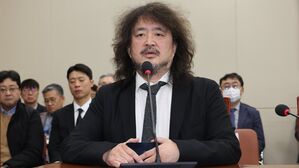 13일 서울 여의도 국회에서 열린 과학기술정보방송통신위원회 전체회의에서 방송인 김어준 씨가 질의에 답변하고 있다. (사진=연합뉴스)