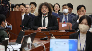 13일 과방위 전체회의에 참석한 방송인 김어준 씨 (사진=연합뉴스)