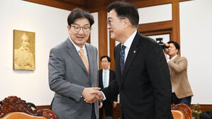 악수하는 우원식 국회의장과 국민의힘 권성동 신임 원내대표 (사진=공동취재, 연합뉴스)