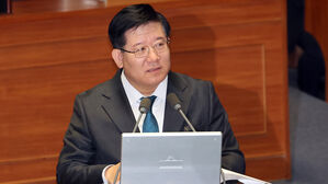 경찰청장 직무대행을 맡은 이호영 경찰청 차장이 11일 국회 본회의에서 진행된 '윤석열 대통령 위헌적 비상계엄 선포 내란행위 관련 긴급현안질문'에서 답변하고 있다. (사진=연합뉴스)