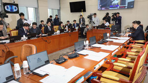 13일 서울 여의도 국회에서 열린 과학기술정보방송통신위원회 전체회의에서 더불어민주당 소속 최민희 위원장이 의사봉을 두드리고 있다. (사진=연합뉴스)