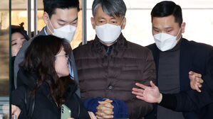 수갑 차고 영장심사 나온 경찰청장&hellip;구속 여부 밤늦게 결정