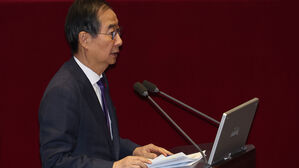 한덕수 국무총리가 13일 오후 국회 본회의에서 열린 '윤석열 대통령 위헌적 비상계엄 선포 내란행위 관련 긴급현안질문'에서 답변하고 있다. (사진=연합뉴스)
