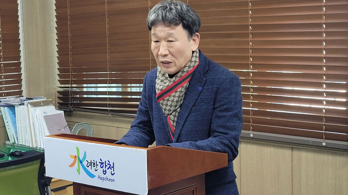 국민의힘 탈당 기자회견하는 권영식 합천군의원 (사진=합천군 제공)