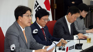 권성동 신임 원내대표 기자간담회(사진=연합뉴스)