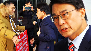 [영상] 윤상현 "나 윤석열 지키는 거 아니야, 잘못했지! 근데"&hellip;'1인 시위' 김상욱 앞에 멈추더니 '8분 탄핵 토론' 열렸다