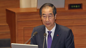 한덕수 국무총리가 13일 오후 국회 본회의에서 열린 '윤석열 대통령 위헌적 비상계엄 선포 내란행위 관련 긴급현안질문'에서 답변하고 있다. (사진=연합뉴스)