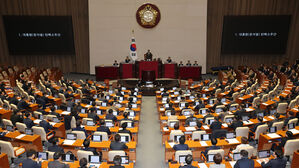 우원식 국회의장이 14일 오후 국회 본회의에서 윤석열 대통령 탄핵소추안을 상정하고 있다. (사진=연합뉴스)
