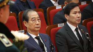 한덕수 국무총리가 12일 서울 동작구 서울현충원 현충관에서 열린 2024년 6&middot;25 전사자 발굴유해 합동봉안식에서 국방부 장관 직무대행인 김선호 차관과 나란히 자리하고 있다.