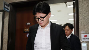 국민의힘 한동훈 대표가 14일 오후 윤석열 대통령 탄핵소추안이 가결된 뒤 당 대표실을 나오고 있다. (사진=연합뉴스)